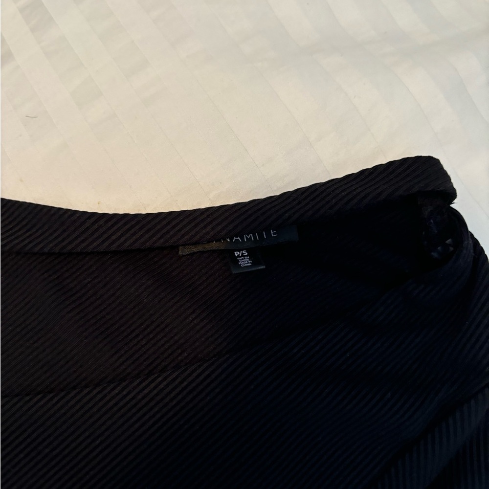 Chic Black Ribbed Top - Picture 2 of 3